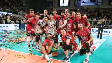 Perugia festeggia la vittoria durante Itas TRENTINO vs Sir Susa Vim PERUGIA, 5ª giornata girone di andata regular season Superlega Credem Banca - Campionato italiano di Pallavolo Maschile - Volley Volleyball presso Il T Quotidiano Arena Trento IT, 27 ottobre 2024. Foto: Marco Trabalza [riferimento file: 2024-10-27/TNPG4-11]