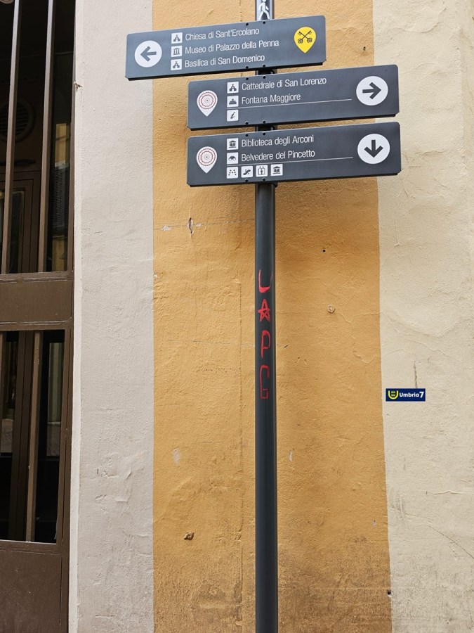 segnaletica turistica con scritte