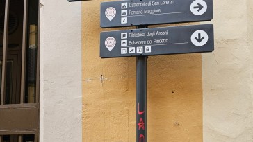 segnaletica turistica con scritte