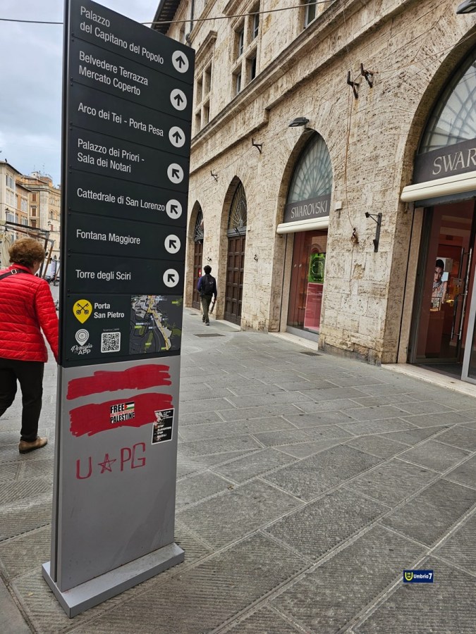 segnaletica turistica con scritte