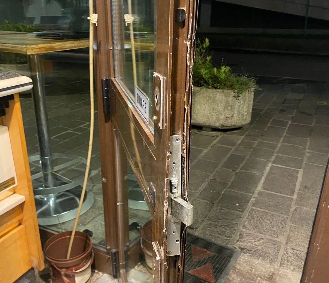 Spaccata in una pasticceria di via Angeloni (foto di Lorenzo Brunetti dal gruppo Facebook Progetto Fontivegge)