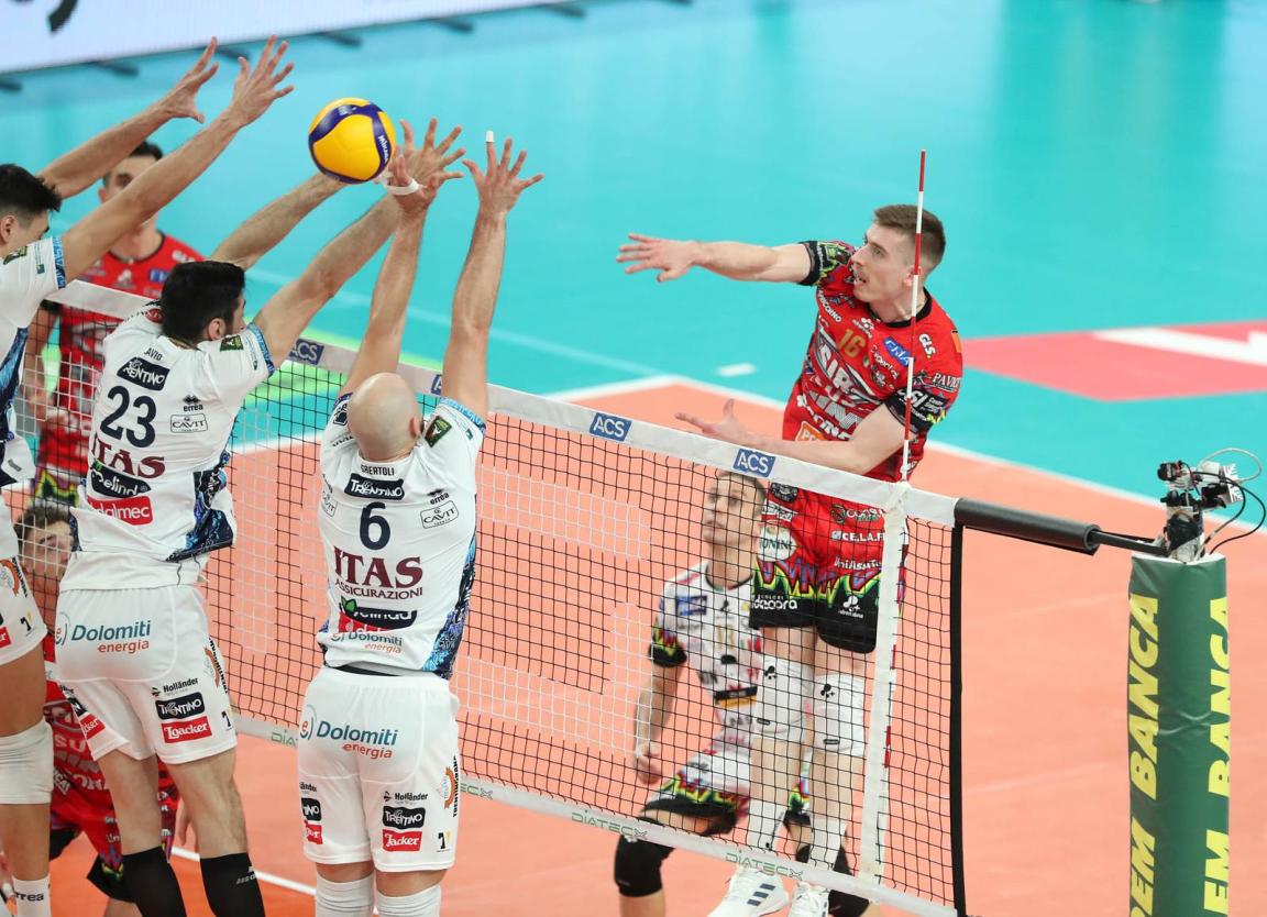 Flavio RESENDE GUALBERTO, Riccardo SBERTOLI e Kamil SEMENIUK durante Itas TRENTINO vs Sir Susa Vim PERUGIA, 5ª giornata girone di andata regular season Superlega Credem Banca - Campionato italiano di Pallavolo Maschile - Volley Volleyball presso Il T Quotidiano Arena Trento IT, 27 ottobre 2024. [ID: 20241027/TNPG1-29] Foto: Michele Benda