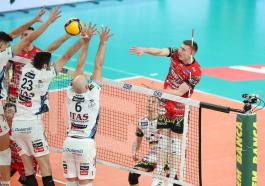 Flavio RESENDE GUALBERTO, Riccardo SBERTOLI e Kamil SEMENIUK durante Itas TRENTINO vs Sir Susa Vim PERUGIA, 5ª giornata girone di andata regular season Superlega Credem Banca - Campionato italiano di Pallavolo Maschile - Volley Volleyball presso Il T Quotidiano Arena Trento IT, 27 ottobre 2024. [ID: 20241027/TNPG1-29] Foto: Michele Benda