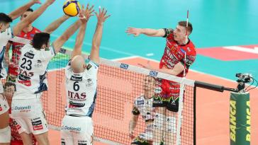 Flavio RESENDE GUALBERTO, Riccardo SBERTOLI e Kamil SEMENIUK durante Itas TRENTINO vs Sir Susa Vim PERUGIA, 5ª giornata girone di andata regular season Superlega Credem Banca - Campionato italiano di Pallavolo Maschile - Volley Volleyball presso Il T Quotidiano Arena Trento IT, 27 ottobre 2024. [ID: 20241027/TNPG1-29] Foto: Michele Benda