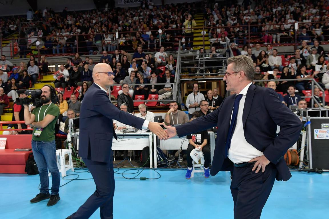 Giampaolo MEDEI e Angelo LORENZETTI durante Sir Susa Vim PERUGIA vs Cucine Lube CIVITANOVA, 6ª giornata girone di andata regular season Superlega Credem Banca - Campionato italiano di Pallavolo Maschile - Volley Volleyball presso PalaBarton Perugia IT, 3 novembre 2024. [ID: 20241103/_MB56840] Foto: Michele Benda