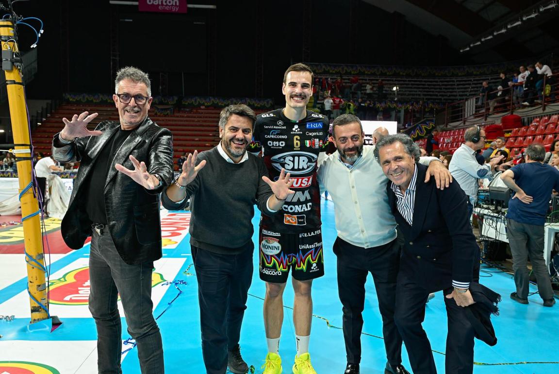 Gino SIRCI, Matteo Giambartolomei, Simone GIANNELLI e Vincenzo MONETTI Simone GIANNELLI durante Sir Susa Vim PERUGIA vs Cucine Lube CIVITANOVA, 6ª giornata girone di andata regular season Superlega Credem Banca - Campionato italiano di Pallavolo Maschile - Volley Volleyball presso PalaBarton Perugia IT, 3 novembre 2024. [ID: 20241103/_MB63833] Foto: Michele Benda