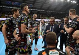 Angelo LORENZETTI durante Sir Susa Vim PERUGIA vs Cucine Lube CIVITANOVA, 6ª giornata girone di andata regular season Superlega Credem Banca - Campionato italiano di Pallavolo Maschile - Volley Volleyball presso PalaBarton Perugia IT, 3 novembre 2024. [ID: 20241103/_MB56905] Foto: Michele Benda