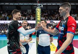 Sorteggio Marco ZAVATER, Marko PODRASCANIN, Massimiliano GIARDINI, e Simone GIANNELLI during Sir Susa Vim PERUGIA vs Cucine Lube CIVITANOVA, Gara 1 Semifinali PlayOff Superlega Credem Banca - Campionato italiano di Pallavolo Maschile - Volley Volleyball at PalaBarton Perugia IT, 5 aprile 2025. Photo ©2025 Michele Benda