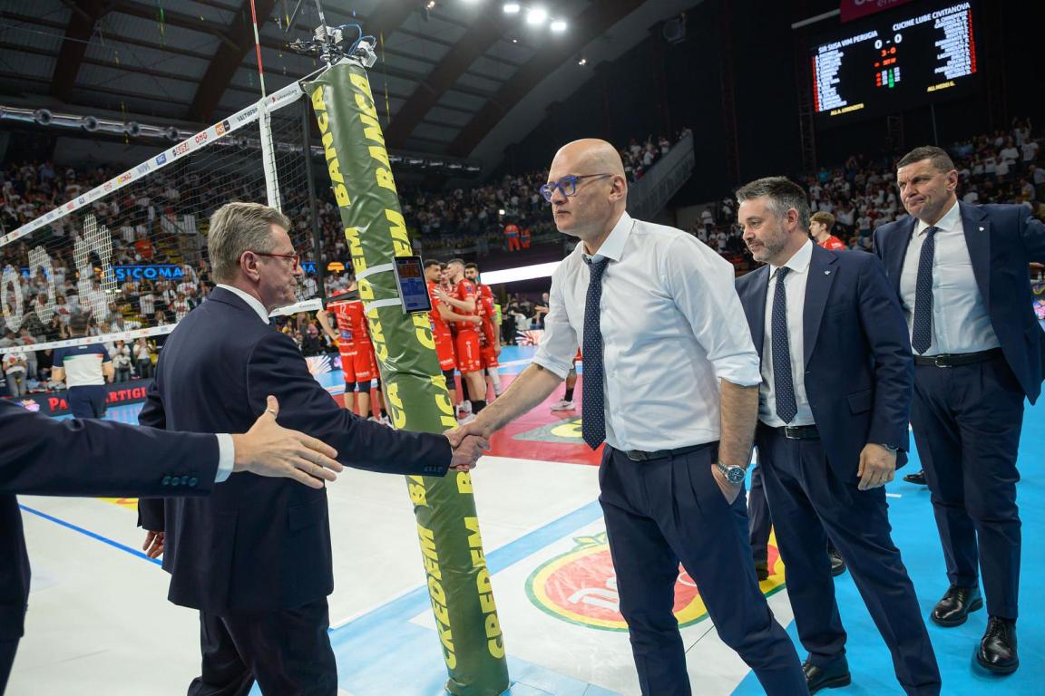 saluti finali during Sir Susa Vim PERUGIA vs Cucine Lube CIVITANOVA, Gara 1 Semifinali PlayOff Superlega Credem Banca - Campionato italiano di Pallavolo Maschile - Volley Volleyball at PalaBarton Perugia IT, 5 aprile 2025. Photo ©2025 Michele Benda