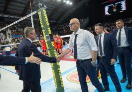 saluti finali during Sir Susa Vim PERUGIA vs Cucine Lube CIVITANOVA, Gara 1 Semifinali PlayOff Superlega Credem Banca - Campionato italiano di Pallavolo Maschile - Volley Volleyball at PalaBarton Perugia IT, 5 aprile 2025. Photo ©2025 Michele Benda