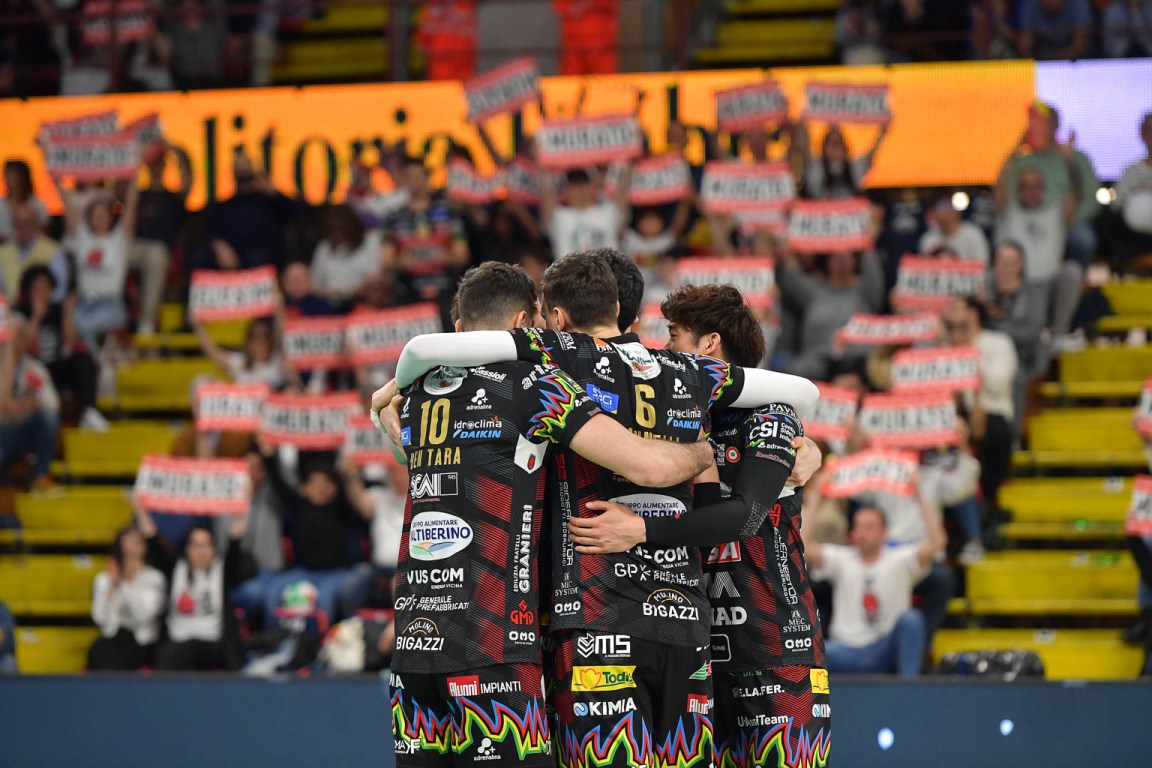 Sir Susa Vim PERUGIA vs Cucine Lube CIVITANOVA, Gara 5 Semifinali PlayOff Superlega Credem Banca - Campionato italiano di Pallavolo Maschile - Volley Volleyball presso PalaBarton Perugia IT, 24 aprile 2025. Foto: Michele Benda [riferimento file: 2025-04-24/MB5_0507]