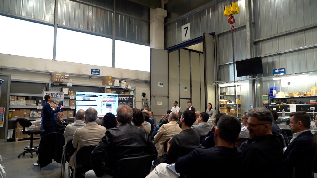 Un incontro informativo sulla Intelligenza Artificiale Generativa si svolge nella sede della MCT Italy a Bettona, con un relatore che presenta informazioni a un pubblico di imprenditori.