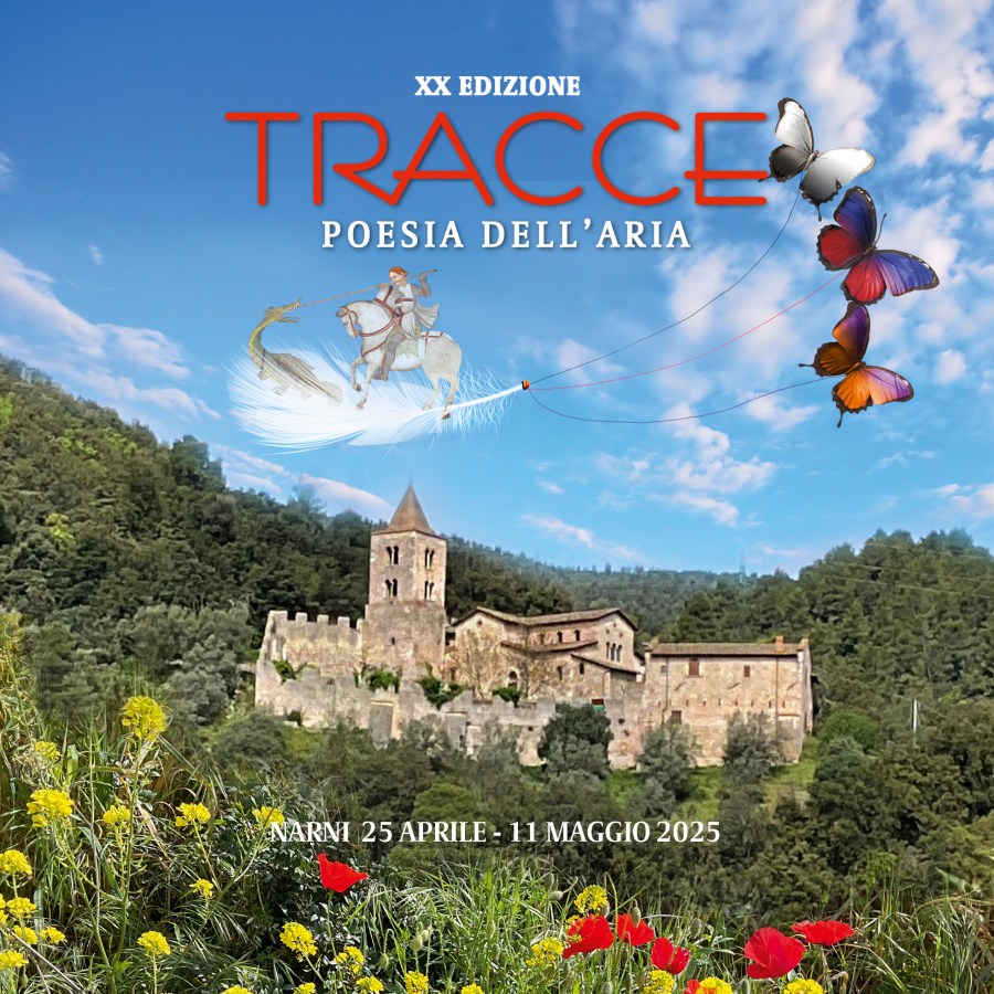 Manifesto della mostra 'Tracce', XX edizione, con il titolo 'Poesia dell'Aria'. Sullo sfondo si vede un castello circondato da colline verdi e fiori colorati. Sopra il castello si libra un cavaliere che tiene in mano una corda con farfalle e una piuma.
