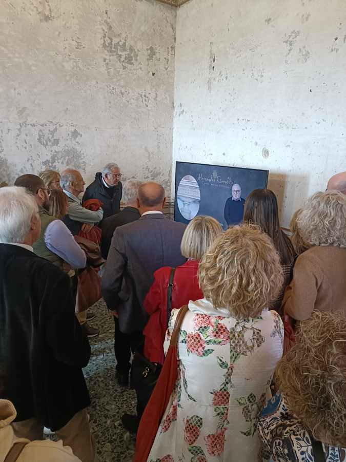 Inaugurazione di una mostra multimediale su Alessandro Geraldini con un pubblico attento presso Palazzo Petrignani ad Amelia.