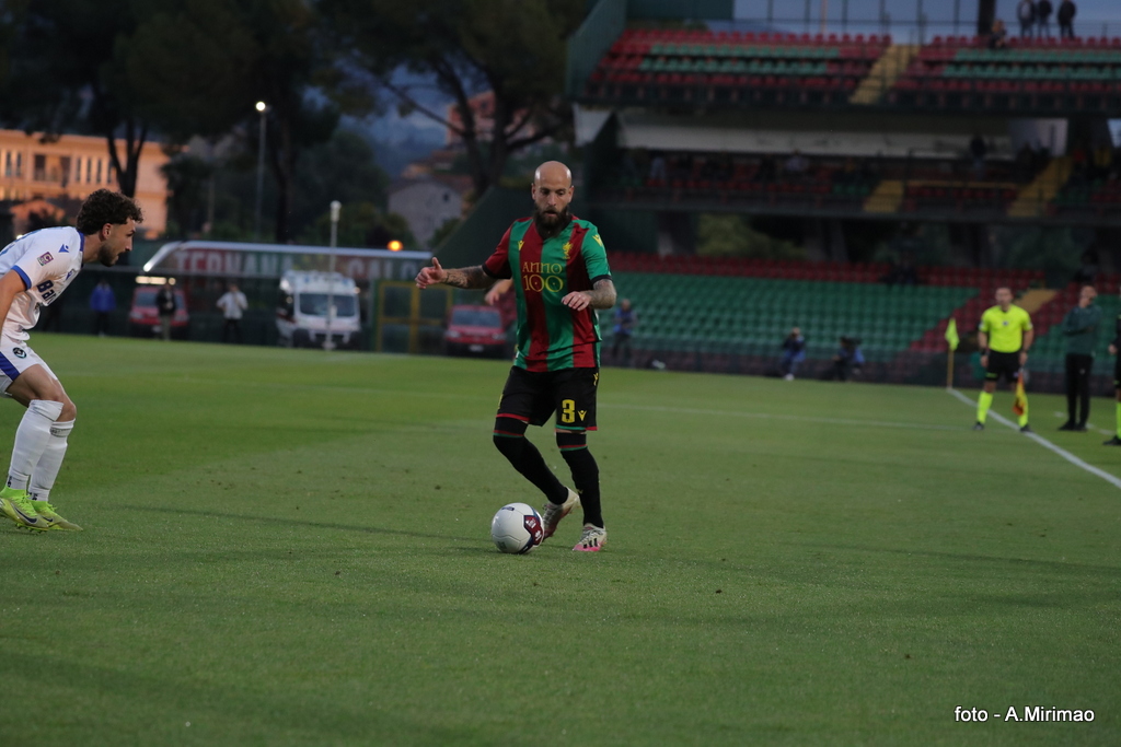 Giocatore della Ternana in azione durante una partita di calcio, contrapposto a un avversario della Giana Erminio.