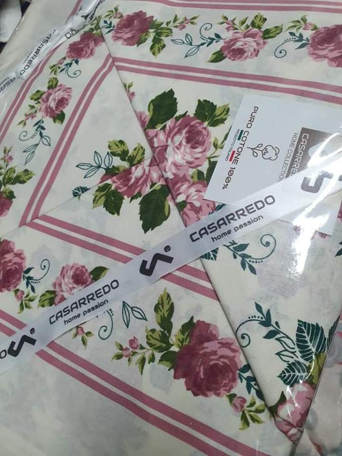 Tovaglia in puro cotone con motivo floreale rosa e strisce, confezionata con etichetta CASARREDO.