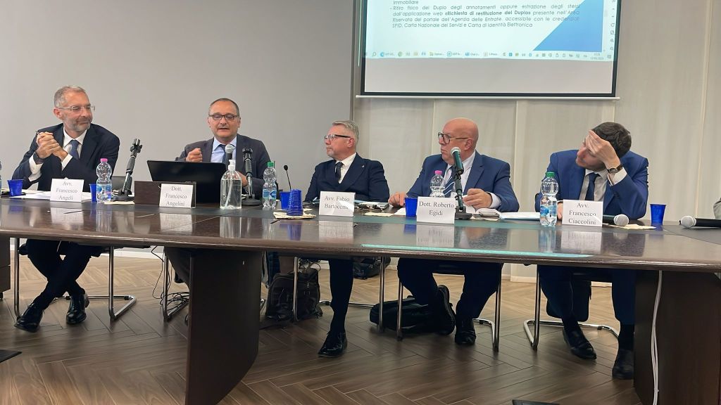 Un convegno giuridico in corso alla Fondazione Forense di Terni, con relatori seduti attorno a un tavolo, discutendo tematiche relative al diritto immobiliare.