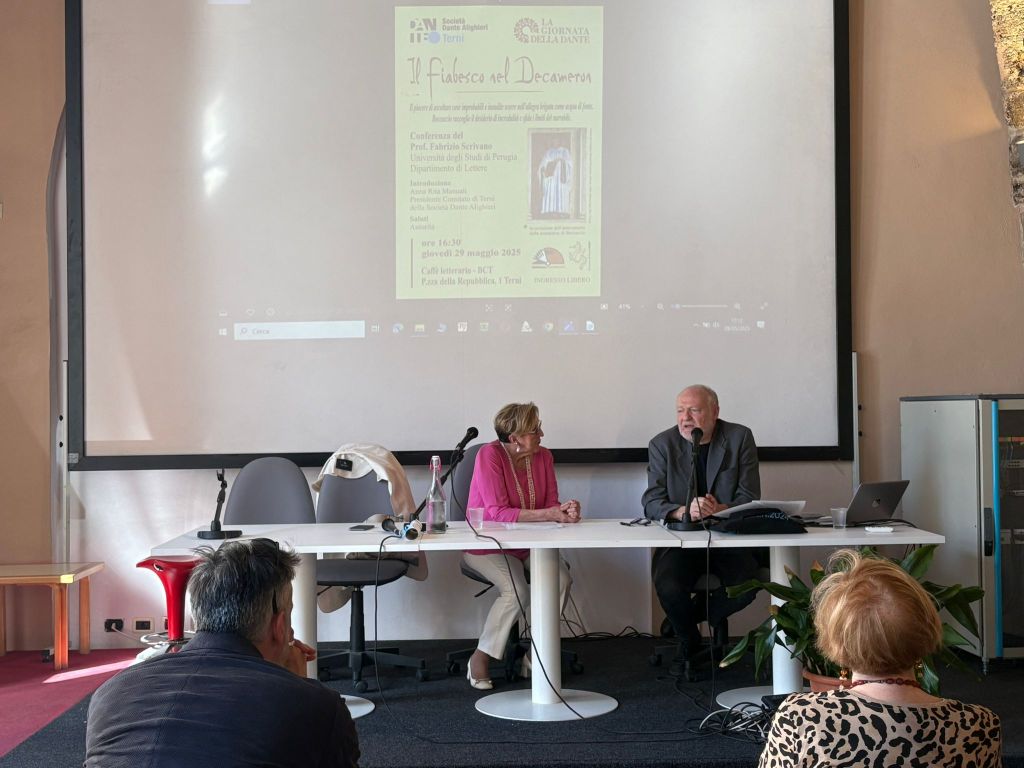 Un momento della conferenza "Il fiabesco nel Decameron" con il Prof. Fabrizio Scrivano, durante la Giornata della Dante, ospitata dalla Società Dante Alighieri di Terni. Sullo sfondo, un poster dell'evento.