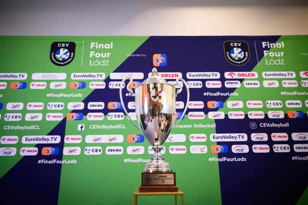 Trofeo della Final Four di Champions League con sfondo verde e loghi delle aziende sponsor.