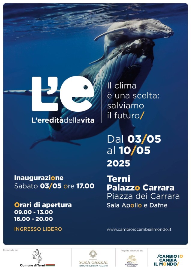 Locandina della mostra "L'eredità della vita" con immagini di balene e testo che promuove la consapevolezza sui cambiamenti climatici.