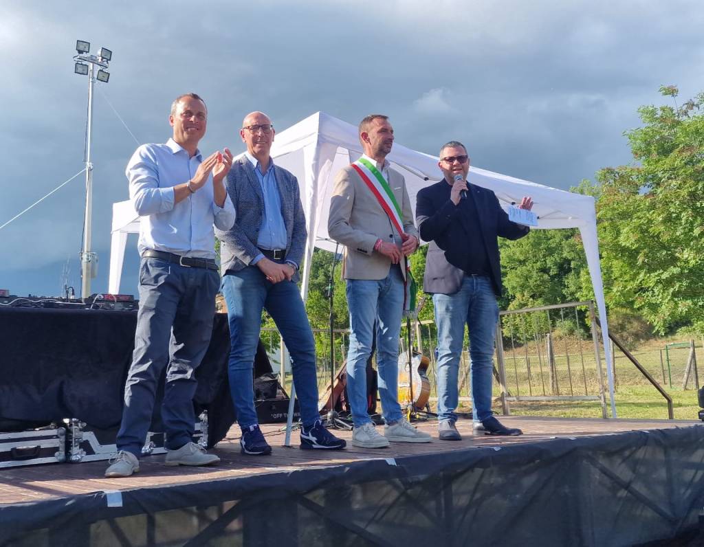 Cerimonia di inaugurazione della passerella ciclopedonale a Torgiano, con l'intervento di vari rappresentanti istituzionali.
