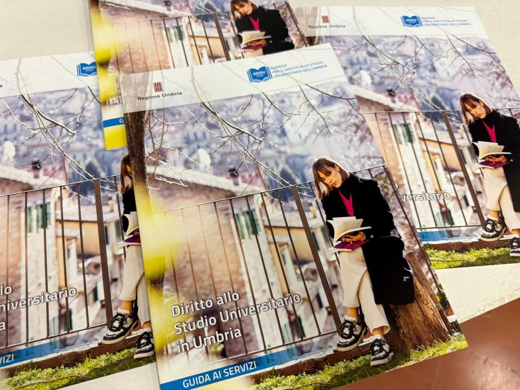 Copertina di una guida universitaria con l'immagine di una studentessa che legge all'aperto, circondata da foglie e un paesaggio urbano sullo sfondo.