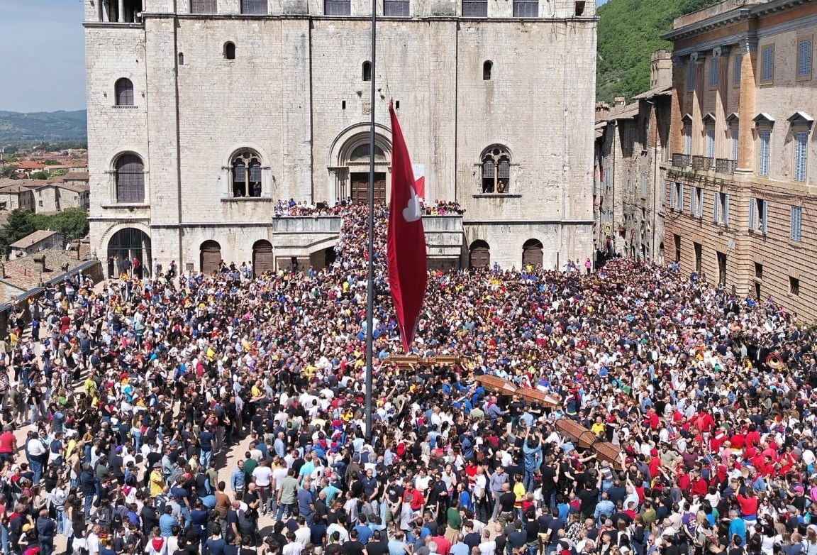 Piazza Grande accoglie i Ceri (foto da Facebook/Comune di Gubbio)