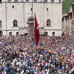 Piazza Grande accoglie i Ceri (foto da Facebook/Comune di Gubbio)