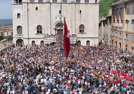 Piazza Grande accoglie i Ceri (foto da Facebook/Comune di Gubbio)