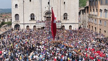 Piazza Grande accoglie i Ceri (foto da Facebook/Comune di Gubbio)