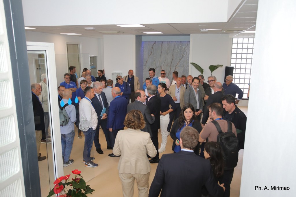 Inaugurazione della nuova sede del Consorzio di bonifica Tevere-Nera con una folla di partecipanti in un ambiente moderno e luminoso.