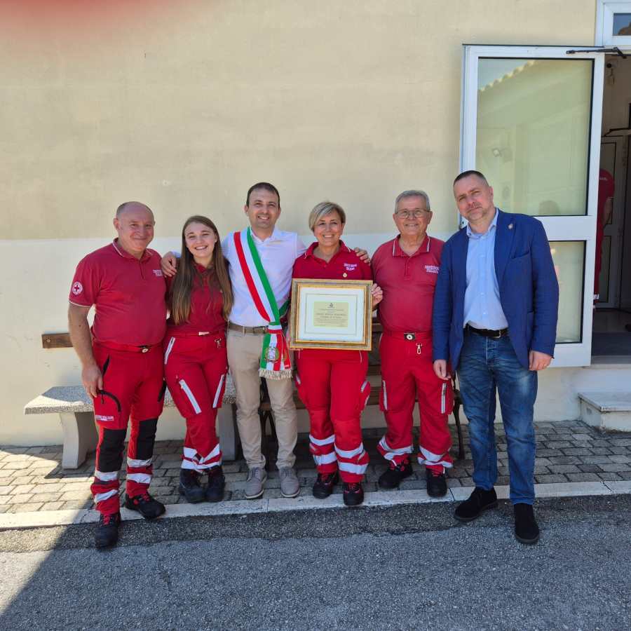 Il sindaco di Corciano e membri del comitato della Croce Rossa Italiana di Corciano celebrano il trentesimo anniversario dell'organizzazione, mostrando un riconoscimento simbolico.