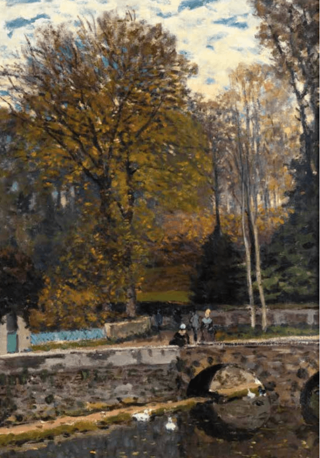 Paesaggio di Sisley con un ponte ad arcate e un piccolo stagno, circondato da alberi fittissimi, con figure umane e anatre in acqua.