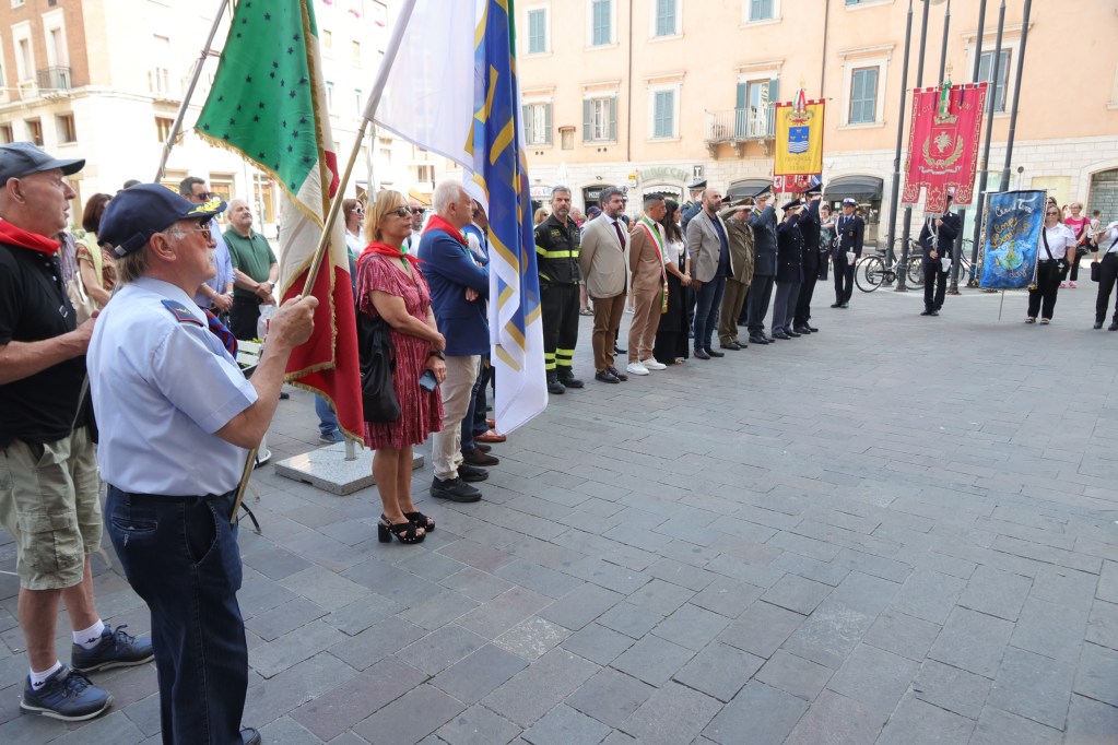Cerimonia commemorativa per l'81° anniversario della Liberazione della Città di Terni, con partecipanti tra cui rappresentanti delle istituzioni e associazioni. Si possono vedere bandiere e medaglie.