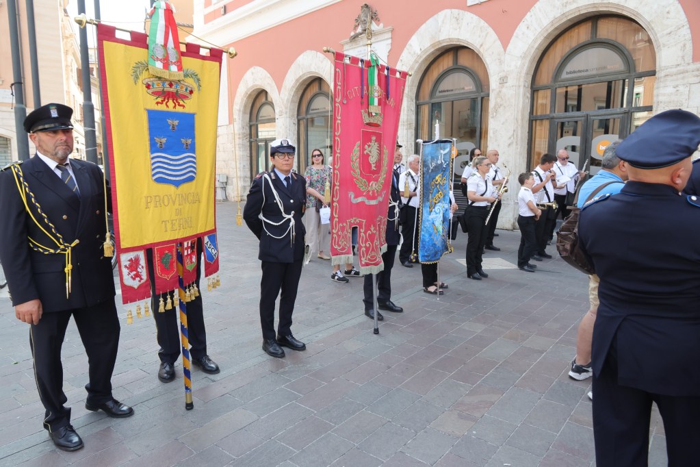 Rappresentanti delle istituzioni locali e membri delle associazioni combattentistiche in uniforme durante le celebrazioni per l'81° Anniversario della Liberazione della Città di Terni, in Piazza della Repubblica.