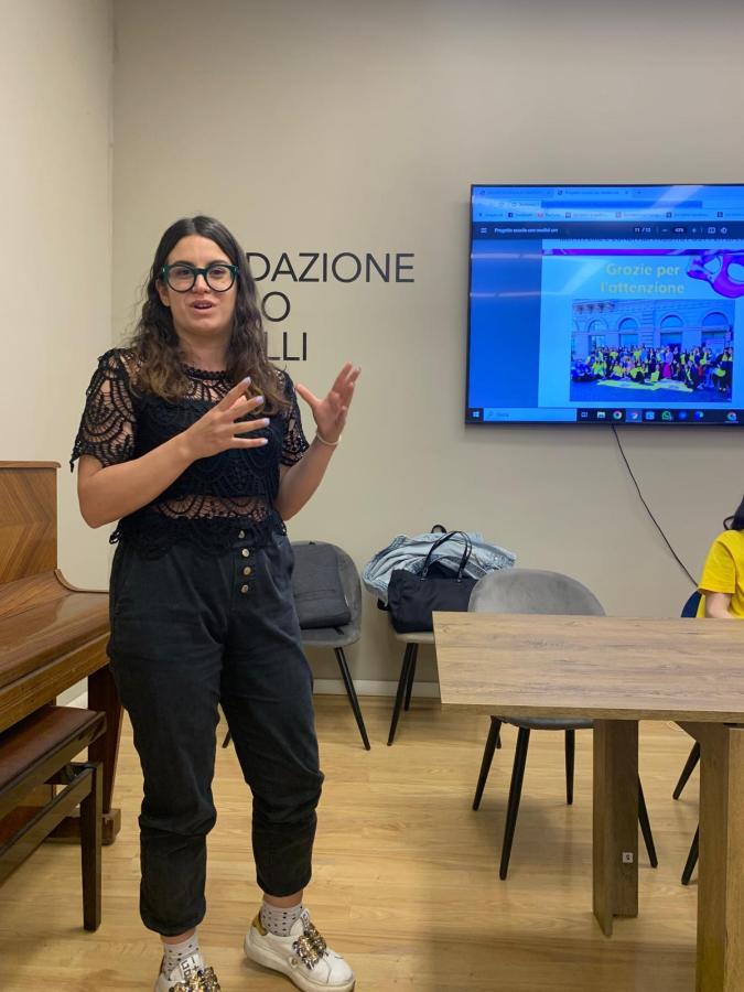 Una relatrice parla durante il Convegno Informativo sull'Endometriosi, con uno schermo sullo sfondo che mostra un messaggio di ringraziamento.