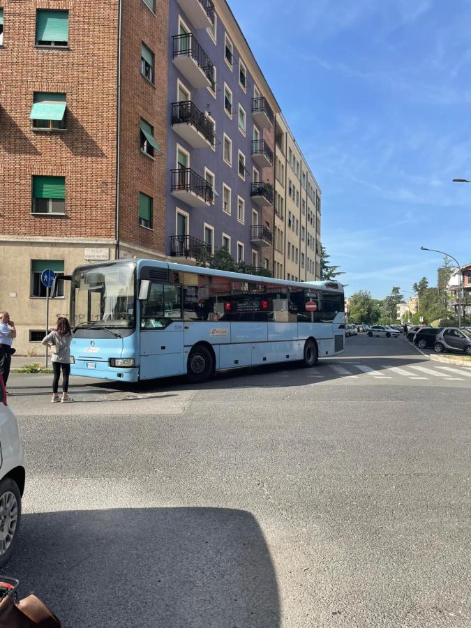 Un autobus in manovra all'incrocio tra via Borsi e via Battisti, davanti alla Pasticceria Fratelli D’Antonio, con un edificio residenziale sullo sfondo.