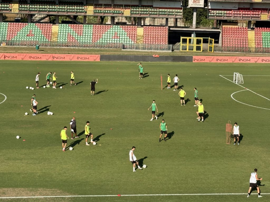 Allenamento della Ternana Calcio allo stadio Libero Liberati, con i giocatori che praticano esercitazioni con il pallone.