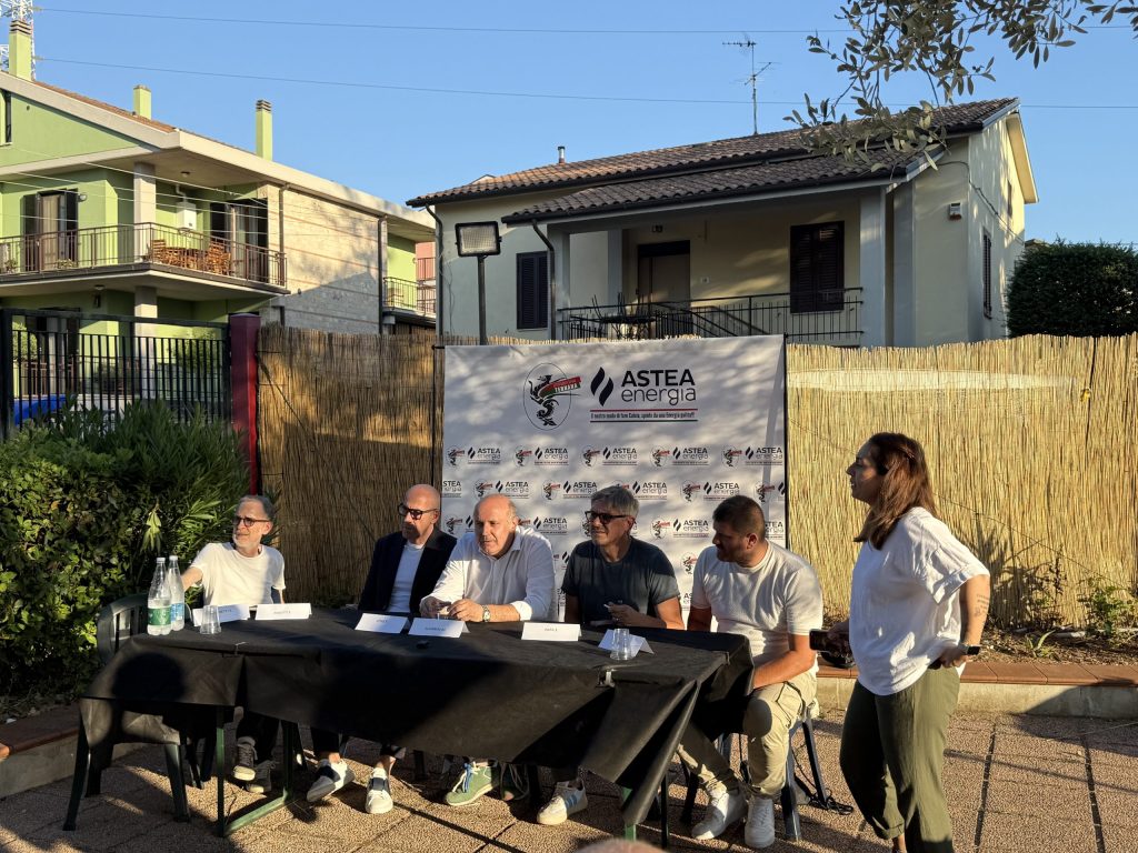 Conferenza stampa di presentazione del nuovo assetto societario della Polisportiva Ternana Calcio, con il presidente Maurizio Sciarrini e altri membri del direttivo, all'aperto presso il San Valentino Sporting Club.