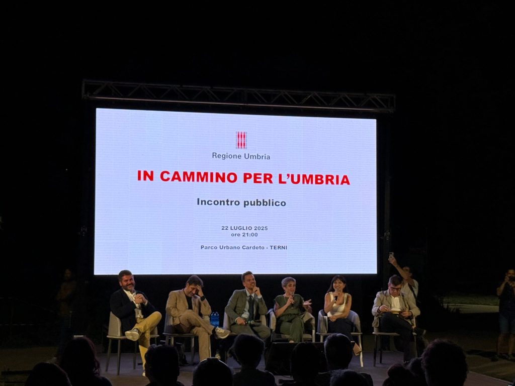 Incontro pubblico intitolato 'In cammino per l'Umbria' con relatori e pubblico al Parco Urbano Cardeto di Terni.