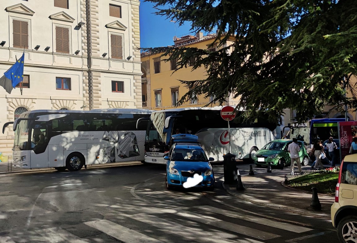 piazza Italia sosta selvaggia_foto di Jo Sef