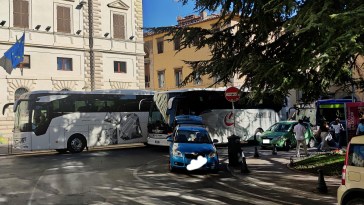 piazza Italia sosta selvaggia_foto di Jo Sef