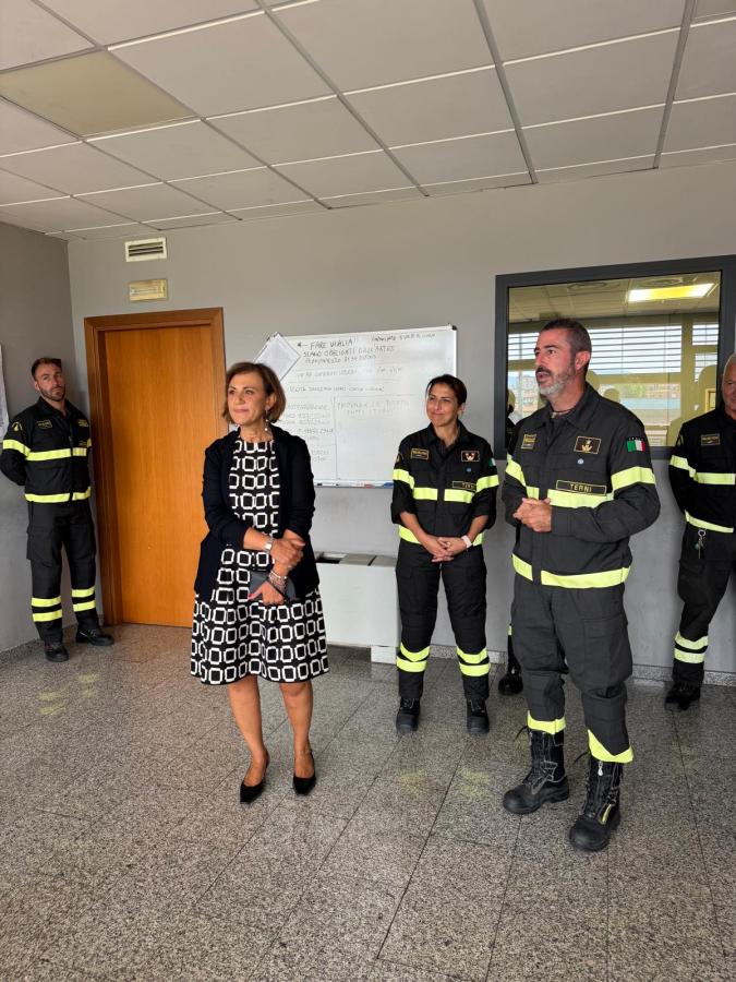 Il Prefetto Antonietta Orlando visita il personale delle Forze dell'ordine in una sala operativa, accompagnata da rappresentanti della Polizia, Carabinieri e Vigili del fuoco.