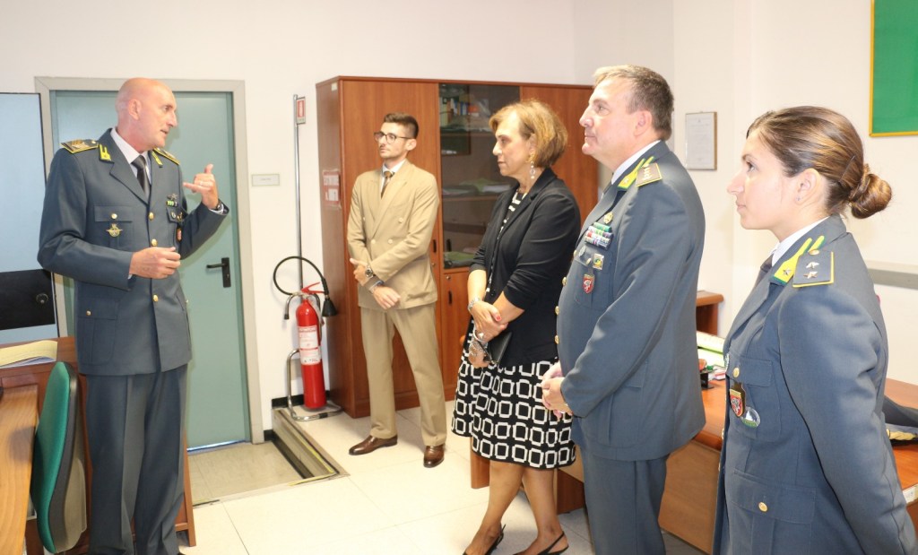 Il Prefetto Antonietta Orlando visita le sale operative della Questura, con il personale delle Forze dell'ordine che ascolta attentamente le sue osservazioni.