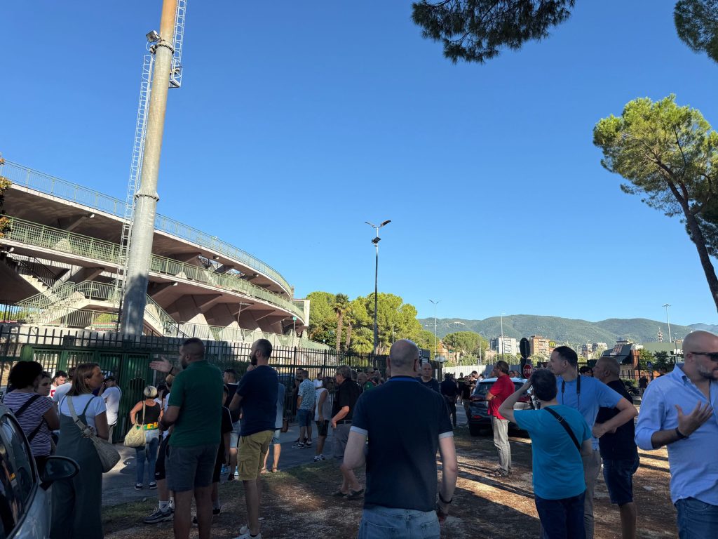 Un gruppo di persone si raduna all'esterno dello stadio 'Libero Liberati' a Terni, in attesa dell'allenamento della squadra Ternana.