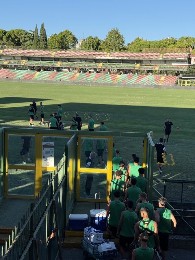 Allenamento della squadra Ternana allo stadio Libero Liberati, con giocatori in maglia verde che si preparano per la sessione.