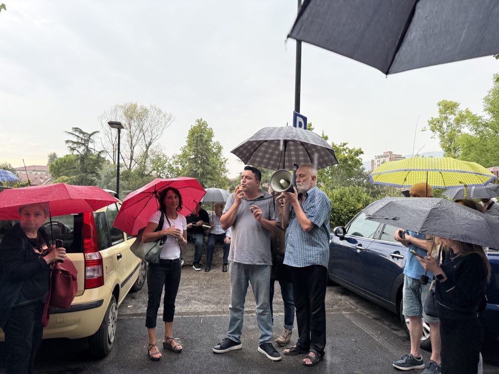 Manifestazione pacifica di cittadini con ombrelli, in protesta contro l'abbattimento di alberi a Terni.