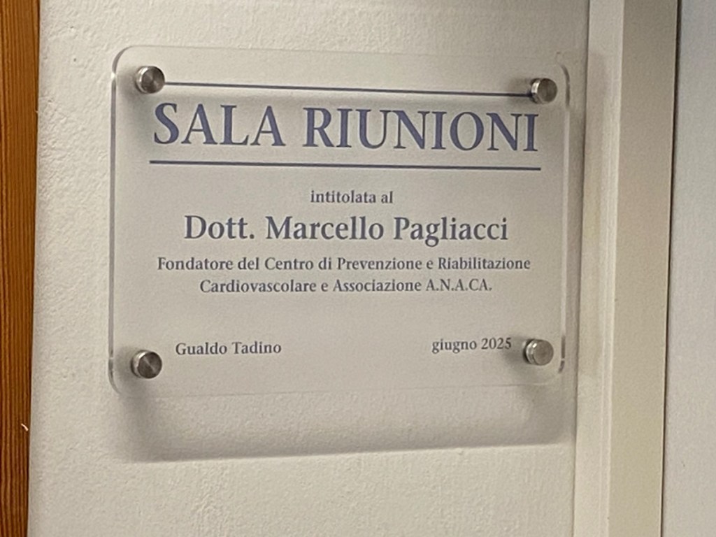 Targa commemorativa nella sala riunioni intitolata al Dott. Marcello Pagliacci, fondatore del Centro di Prevenzione e Riabilitazione Cardiologica e Associazione A.N.A.C.A., Gualdo Tadino, giugno 2025.