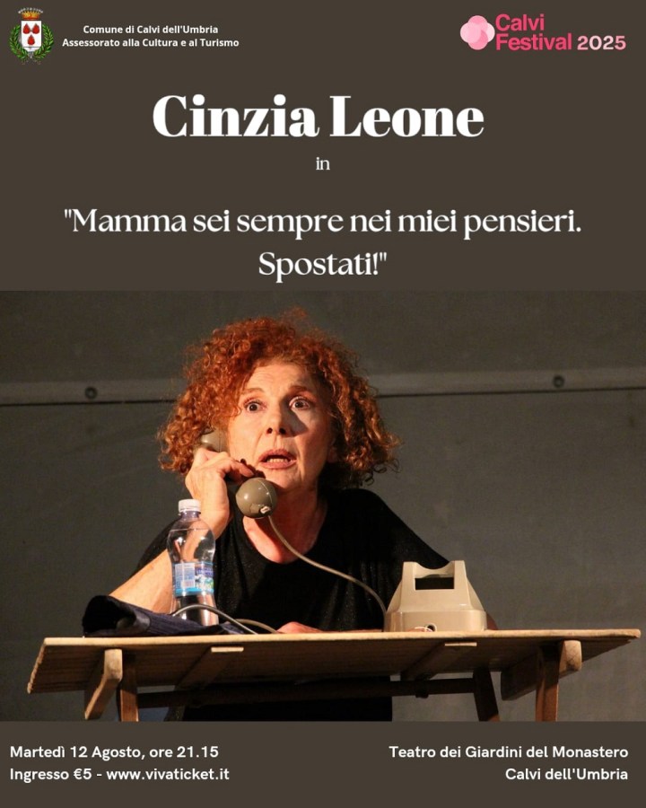 Cinzia Leone during her performance titled 'Mamma sei sempre nei miei pensieri. Spostati!' at the Calvi Festival, seated at a table with a telephone.