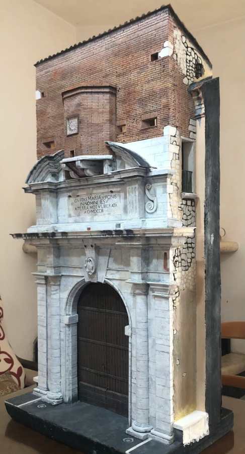 Modello in scala della Porta Romana di Amelia, realizzato da Andrea Ceccarelli, con dettagli accurati e rifiniture minute, esposto su un supporto.
